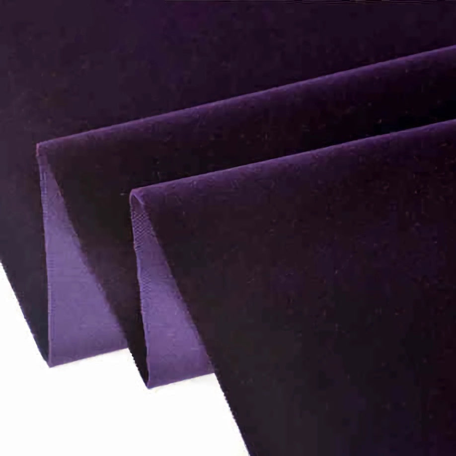 Trois pièces pliées de Velours de coton 100% pur au mètre de Longan Craft France sont présentées sur un fond uni, mettant en valeur la douceur du tissu et sa riche teinte violet foncé.