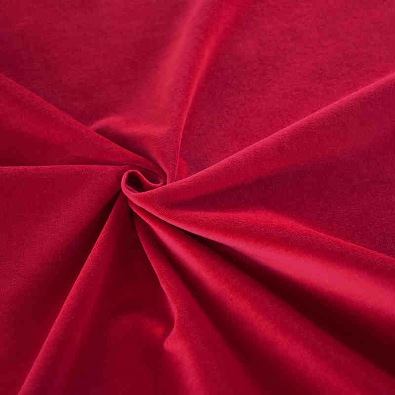 Gros plan sur le Velours de coton 100% pur au mètre de Longan Craft France, montrant sa texture douce et délicatement pliée - tissu velours uni doux idéal pour la couture, les loisirs créatifs ou un ameublement élégant.