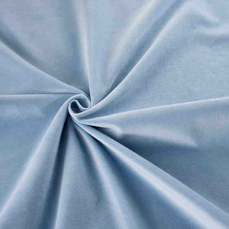 Gros plan sur les Velours de coton 100% pur au mètre de Longan Craft France, disposés en tourbillon pour montrer la texture douce et lisse de ce tissu velours bleu clair uni idéal pour la couture, les loisirs créatifs et l'ameublement.