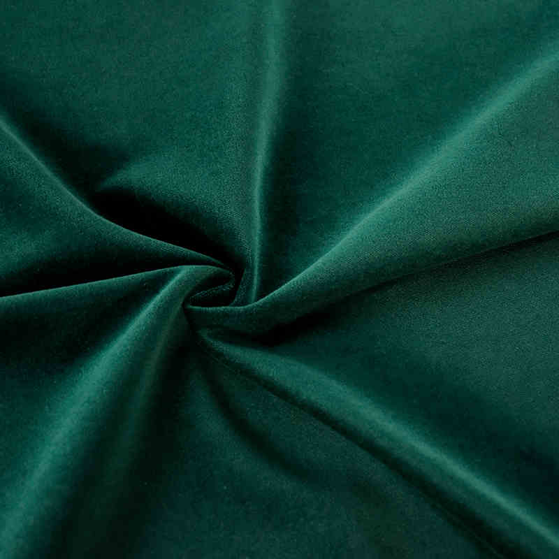 Gros plan sur le Velours de coton 100% pur au mètre de Longan Craft France, un tissu de velours de coton uni doux arrangé en plis délicats qui se rejoignent au centre, mettant en valeur sa texture - idéal pour la couture, l'artisanat et l'ameublement.