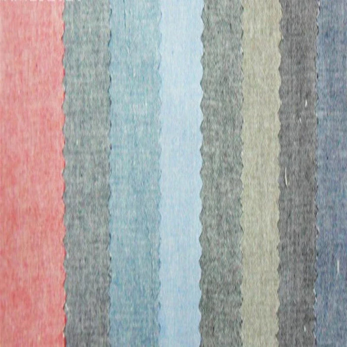 Gros plan sur le tissu chambray denim en coton au mètre de Longan Craft France, qui présente côte à côte des bandes de chambray uni pour chemises d'été dans les tons rose, bleu clair, kaki et gris foncé, avec des bords en zigzag.