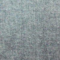 Gros plan sur le tissu chambray denim en coton au mètre de Longan Craft France : un tissu de chemise d'été fin et solide, à la texture douce et tachetée et au tissage distinct, pour un look élégant et décontracté.