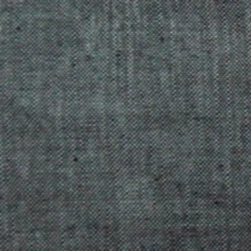 Un gros plan sur le Tissu chambray denim en coton au mètre de Longan Craft France révèle un tissage fin, gris et moucheté aux lignes subtiles - parfait comme tissu pour chemises d'été.