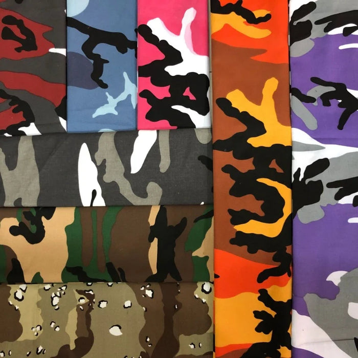 Une gamme d'échantillons de Tissu camouflage en coton au mètre de Longan Craft France, présentant des combinaisons de couleurs de style hip-hop - bleu, rose, orange, violet, vert, marron et désert - est présentée dans une grille bien ordonnée.