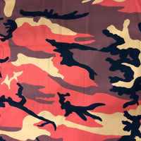 Gros plan sur le Tissu camouflage en coton au mètre de Longan Craft France, montrant ses motifs de style militaire de couleur havane, brun rougeâtre, brun foncé et noir - le tissu imprimé camouflage idéal pour les pantalons hip-hop à la mode.