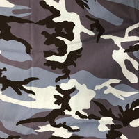 Gros plan sur le Tissu camouflage en coton au mètre de Longan Craft France, avec son imprimé camouflage abstrait noir, gris, blanc et bleu clair, parfait pour les pantalons tendance hip-hop ou les projets de couture créatifs.