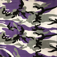 Gros plan sur le tissu camouflage en coton au mètre de Longan Craft France, qui présente des motifs noirs, gris, blancs et violets de style hip-hop, idéaux pour les pantalons à la mode.