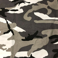 Gros plan sur le tissu camouflage en coton au mètre de Longan Craft France, un tissu imprimé camouflage idéal pour pantalons tendance style hip-hop, avec des motifs abstraits organiques noirs, gris, bruns et blancs.