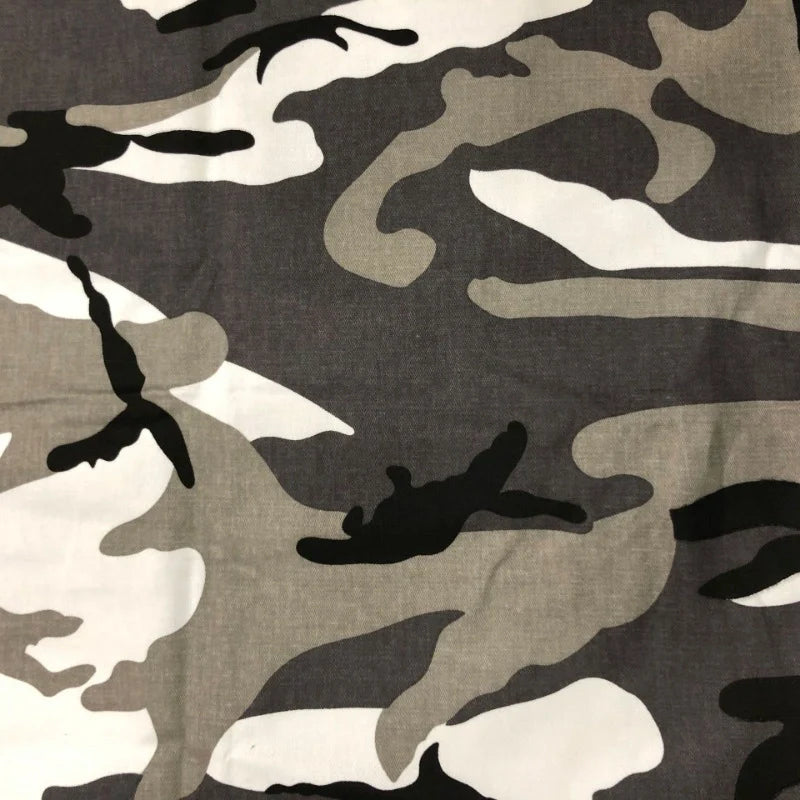 Gros plan sur le tissu camouflage en coton au mètre de Longan Craft France, un tissu imprimé camouflage idéal pour pantalons tendance style hip-hop, avec des motifs abstraits organiques noirs, gris, bruns et blancs.