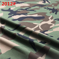Gros plan sur le tissu sergé camouflage en coton au mètre de Longan Craft France, un tissu brossé vert, marron, beige et noir avec "2012#" en rouge. Cette texture durable est idéale pour les pantalons, les gilets, les chaussures et les casquettes.