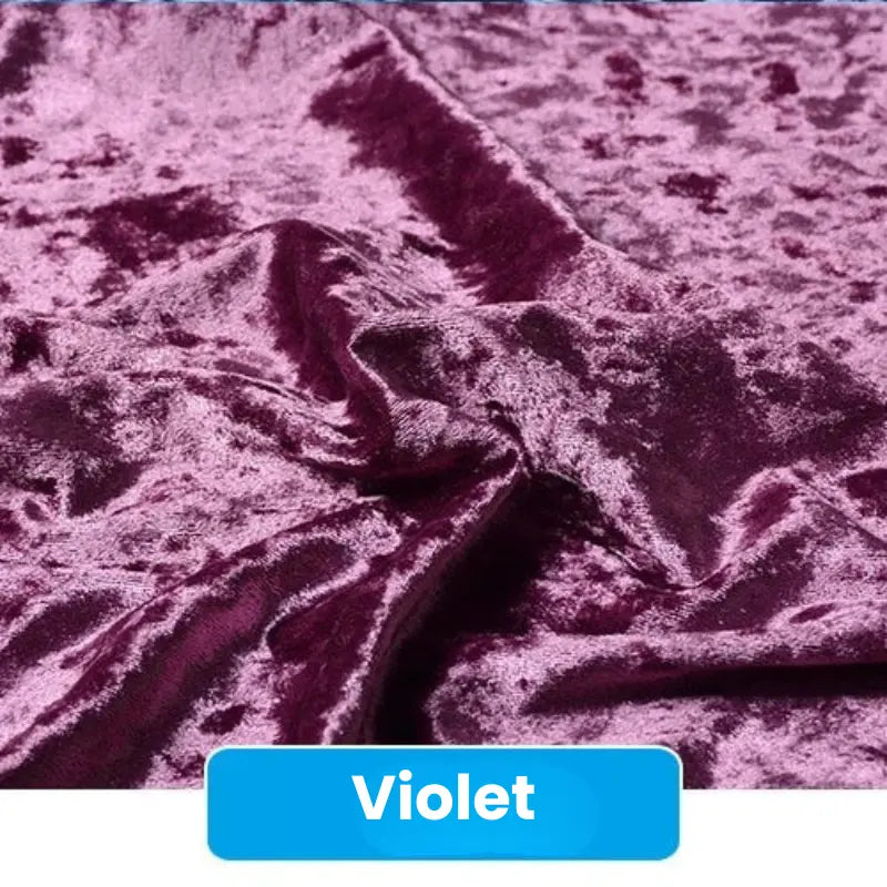 Gros plan sur le tissu en velours froissé violet de Longan Craft France, d'une largeur de 63 pouces, parfait pour la tapisserie d'ameublement, la couture et les projets de bricolage. La mention "Violet" apparaît en caractères blancs gras sur une étiquette bleue au bas de l'image.