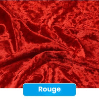 Un gros plan du velours froissé au mètre de Longan Craft France montre son tissu rouge moelleux et texturé avec des plis. En bas, une boîte bleue affiche "Rouge" en blanc, mettant en valeur ce tissu d'ameublement de 63 pouces de large pour le bricolage et la couture.