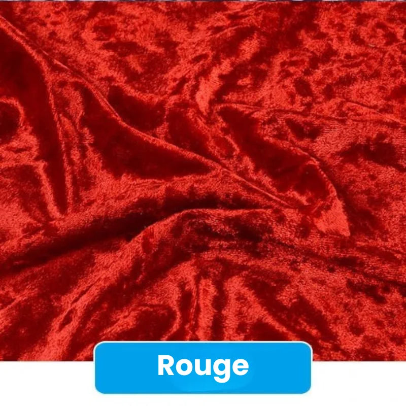 Un gros plan du velours froissé au mètre de Longan Craft France montre son tissu rouge moelleux et texturé avec des plis. En bas, une boîte bleue affiche "Rouge" en blanc, mettant en valeur ce tissu d'ameublement de 63 pouces de large pour le bricolage et la couture.