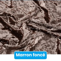Gros plan sur le Tissu en velours froissé au mètre de Longan Craft France, un tissu d'ameublement marron foncé, brillant comme du velours (63" de large). L'étiquette indique "Marron foncé" en blanc sur bleu. Idéal pour la couture ou le bricolage.