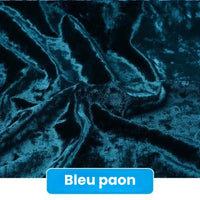 Gros plan sur le tissu texturé et brillant en velours froissé au mètre de Longan Craft France en bleu sarcelle ("Bleu paon"), présenté avec une bannière bleue en bas. Ce velours doux mesure 63 pouces de large et est idéal pour la tapisserie d'ameublement, la couture et les projets de bricolage.