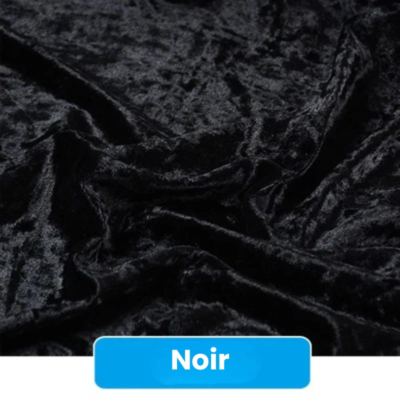 Un gros plan montre le velours noir froissé de Longan Craft France : un tissu noir légèrement brillant et écrasé. Une étiquette bleue avec "Noir" en blanc apparaît en bas. Idéal pour l'ameublement, ce tissu de 63 pouces de large est parfait pour la couture et les projets de bricolage.