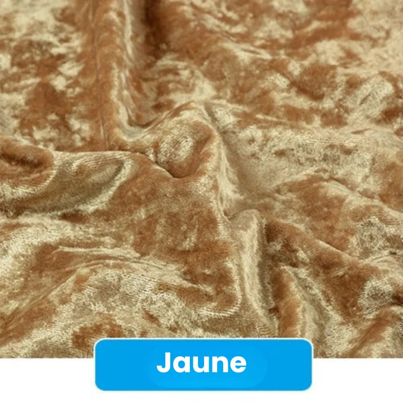 Un gros plan du tissu en velours froissé au mètre de Longan Craft France montre un tissu brun jaunâtre doux et froissé avec une surface texturée. En bas, une étiquette bleue indique "Jaune". Le tissu mesure 63 pouces de large et est idéal pour le bricolage et la tapisserie d'ameublement.