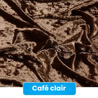 Le tissu velours marron à la texture douce et brillante est drapé avec des plis visibles, soulignant la beauté du "Tissu en velours froissé au mètre" de Longan Craft France, un velours de 63 pouces de large idéal pour l'ameublement, la couture et le bricolage. Une étiquette bleue indique "Café clair.