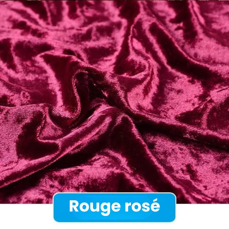 Gros plan sur le tissu de velours écrasé de Longan Craft France, d'un rouge rosé profond, étiqueté "Rouge rosé" sur le bleu. Ce velours doux de 63 pouces de large est idéal pour la tapisserie d'ameublement, la couture et les projets de bricolage au mètre.