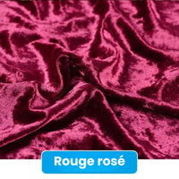 Gros plan sur le tissu de velours écrasé de Longan Craft France, d'un rouge rosé profond, étiqueté "Rouge rosé" sur le bleu. Ce velours doux de 63 pouces de large est idéal pour la tapisserie d'ameublement, la couture et les projets de bricolage au mètre.