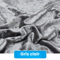 Gros plan sur un tissu velours froissé gris clair doux et brillant (Longan Craft France) avec une étiquette bleue "Gris clair" en bas. Ce velours froissé de 63 pouces de large est parfait pour la tapisserie d'ameublement, la couture et les projets de bricolage au mètre.
