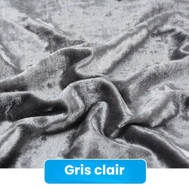 Gros plan sur un tissu velours froissé gris clair doux et brillant (Longan Craft France) avec une étiquette bleue "Gris clair" en bas. Ce velours froissé de 63 pouces de large est parfait pour la tapisserie d'ameublement, la couture et les projets de bricolage au mètre.