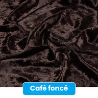 Gros plan sur le "Tissu en velours froissé au mètre" brun foncé de Longan Craft France, aux plis souples et à la brillance subtile, parfait pour l'ameublement ou le bricolage. L'étiquette indique "Café foncé" en blanc sur bleu. Tissu de 63" de large.