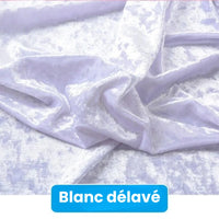 Gros plan sur le tissu en velours froissé au mètre de Longan Craft France, d'un blanc délavé et d'un éclat doux. Une étiquette en bas au centre indique "Blanc délavé" en blanc sur bleu. Idéal pour la tapisserie d'ameublement, la couture et le bricolage (63" de large).