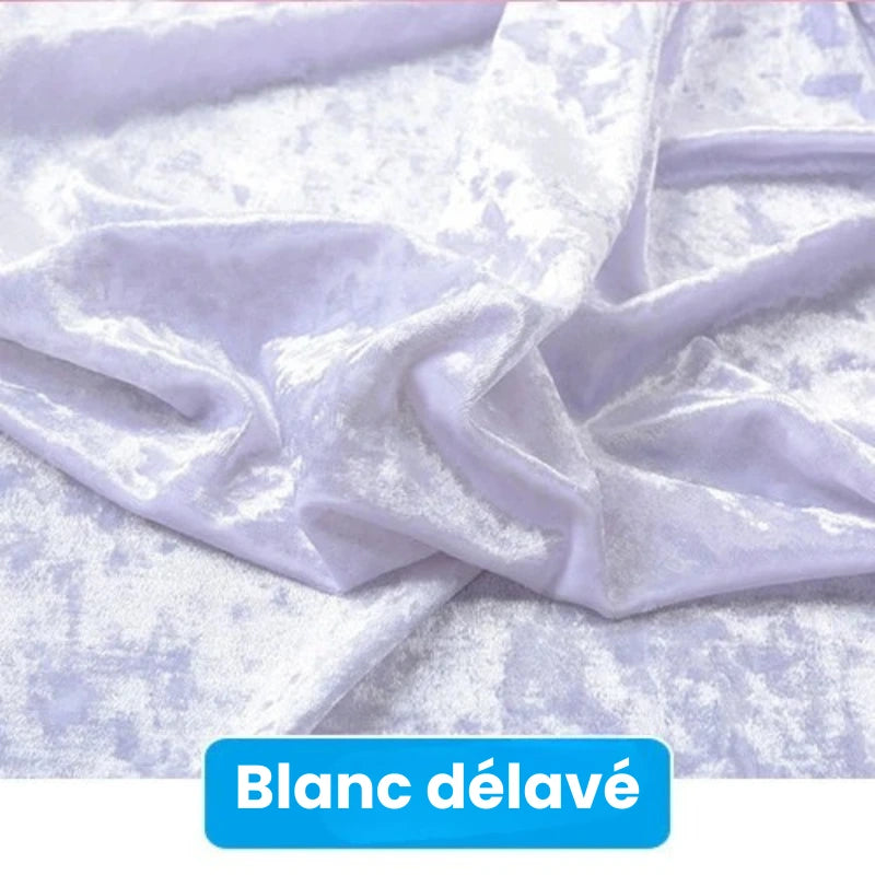 Gros plan sur le tissu en velours froissé au mètre de Longan Craft France, d'un blanc délavé et d'un éclat doux. Une étiquette en bas au centre indique "Blanc délavé" en blanc sur bleu. Idéal pour la tapisserie d'ameublement, la couture et le bricolage (63" de large).