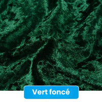 Un gros plan de Tissu en velours froissé au mètre de Longan Craft France montre sa texture vert foncé, douce et irrégulière. Une étiquette bleue en bas indique "Vert foncé". Ce velours de 63 pouces de large est idéal pour la tapisserie d'ameublement, la couture et les projets de bricolage.