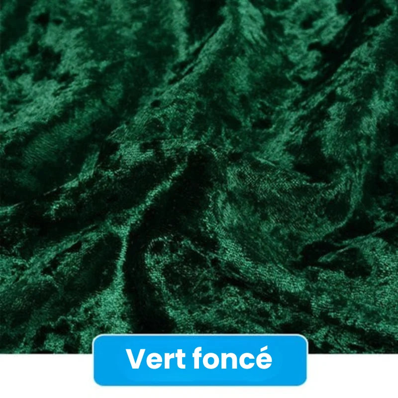 Un gros plan de Tissu en velours froissé au mètre de Longan Craft France montre sa texture vert foncé, douce et irrégulière. Une étiquette bleue en bas indique "Vert foncé". Ce velours de 63 pouces de large est idéal pour la tapisserie d'ameublement, la couture et les projets de bricolage.