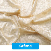 Un Tissu en velours froissé au mètre de Longan Craft France, de couleur crème clair et doux, est présenté avec des plis délicats. Une étiquette bleue en bas affiche "Crème" en blanc, mettant en valeur ce velours doux pour ameublement et DIY de 63 pouces de large.