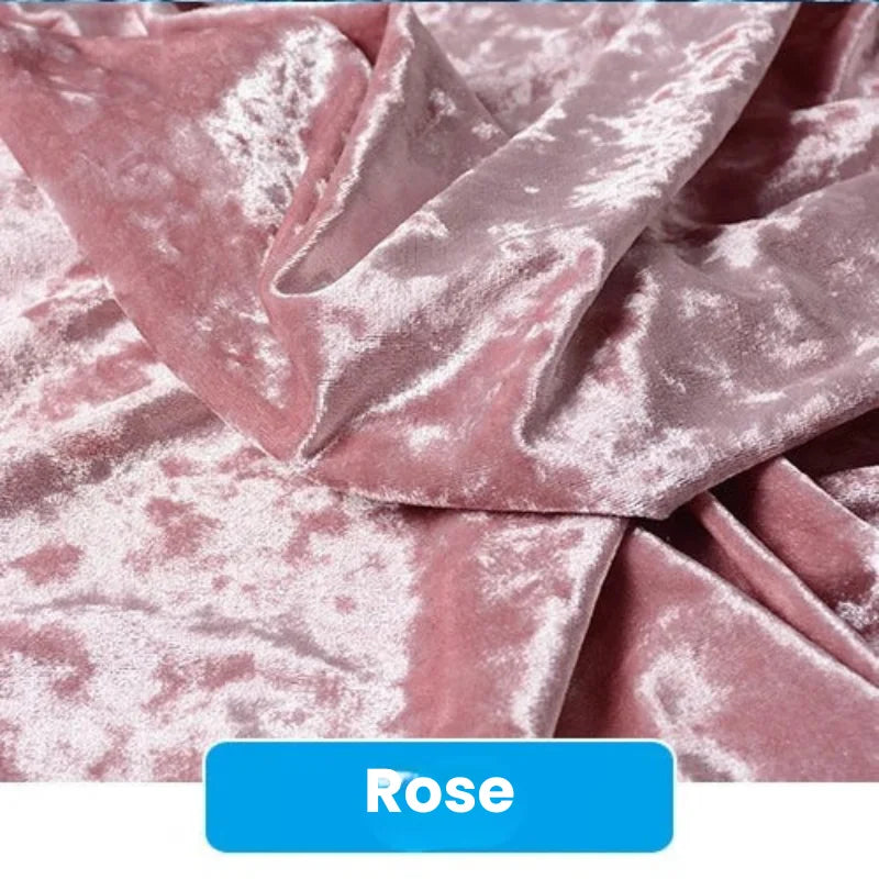 Gros plan sur un Tissu en velours froissé au mètre, rose pâle, doux et brillant, de Longan Craft France. Le mot "Rose" est en gras blanc sur une étiquette bleue en bas. Idéal pour l'ameublement, l'artisanat ou la couture (63" de large).