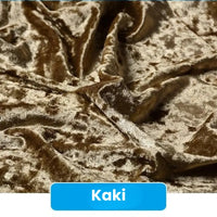 Gros plan sur un tissu de velours écrasé kaki, froissé, au lustre doux. La mention "Kaki" apparaît en blanc sur une étiquette bleue. Produit : Tissu en velours froissé au mètre 63", velours doux pour ameublement par Longan Craft France.