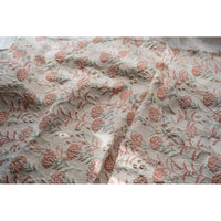 Gros plan sur le tissu brocart pissenlit brodé de Longan Craft France : un jacquard d'ameublement floral vintage avec des broderies texturées roses, vertes et beiges et des accents métalliques dorés. Le tissu est doux et présente une brillance subtile et élégante.