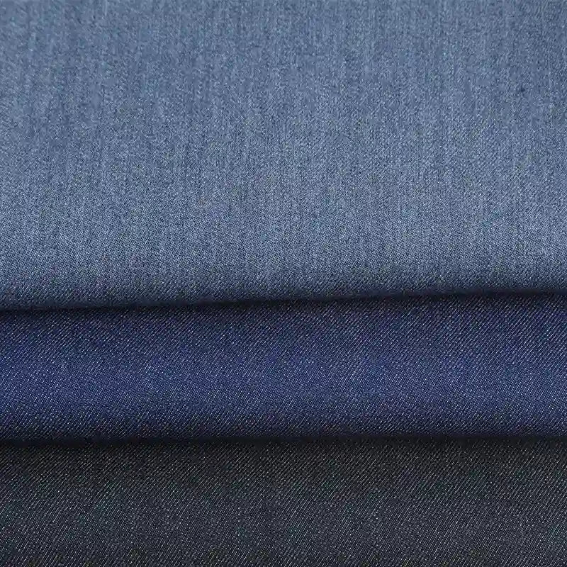 Trois pièces pliées de Longan Craft France tissu sergé de viscose coloris denim au mètre, montrant différentes nuances-un textile chic et extensible avec élasthanne, parfait pour la confection de vêtements élégants et durables.