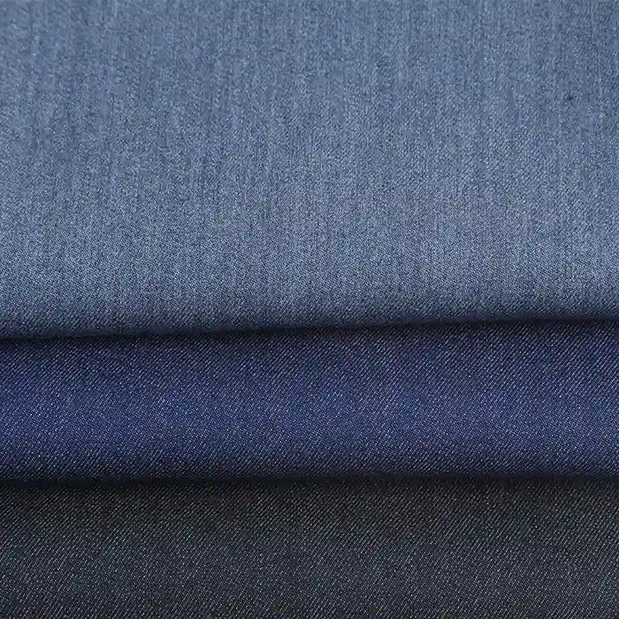 Trois pièces pliées de Longan Craft France tissu sergé de viscose coloris denim au mètre, montrant différentes nuances-un textile chic et extensible avec élasthanne, parfait pour la confection de vêtements élégants et durables.