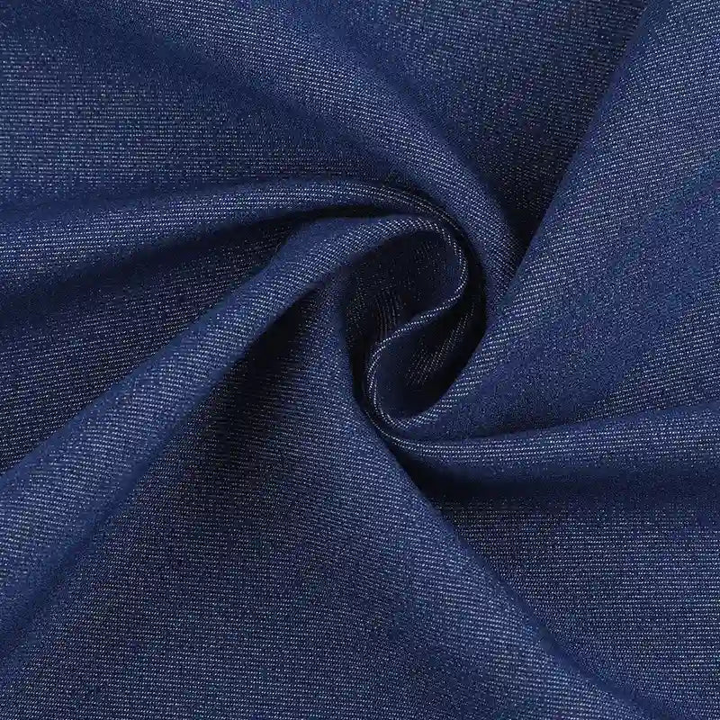 Gros plan sur le tissu sergé de viscose coloris denim au mètre de Longan Craft France, une matière en viscose extensible avec élasthanne, torsadée pour révéler sa texture chic et lisse et sa brillance subtile, idéale pour la confection de vêtements.