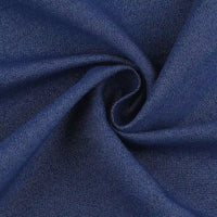 Gros plan sur le tissu sergé de viscose coloris denim au mètre de Longan Craft France, une matière en viscose extensible avec élasthanne, torsadée pour révéler sa texture chic et lisse et sa brillance subtile, idéale pour la confection de vêtements.