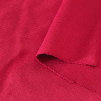 Gros plan sur le tissu suédine double face au mètre de Longan Craft France, un tissu microfibre rouge imitant le daim pour les canapés, les sacs et les doublures, montrant sa texture douce et son bord non fini.