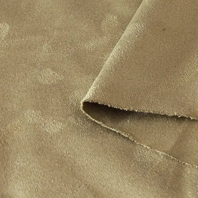 Un gros plan du tissu suédine double face au mètre de Longan Craft France révèle sa texture douce et lisse en microfibre imitation cuir suédé, avec un bord plié visible dans le coin supérieur droit.