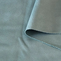 Gros plan sur le Tissu suédine double face au mètre de Longan Craft France, un tissu microfibre bleu clair imitant le daim, à la surface lisse, douce et légèrement texturée, idéal pour les housses de canapés, les sacs et les doublures.