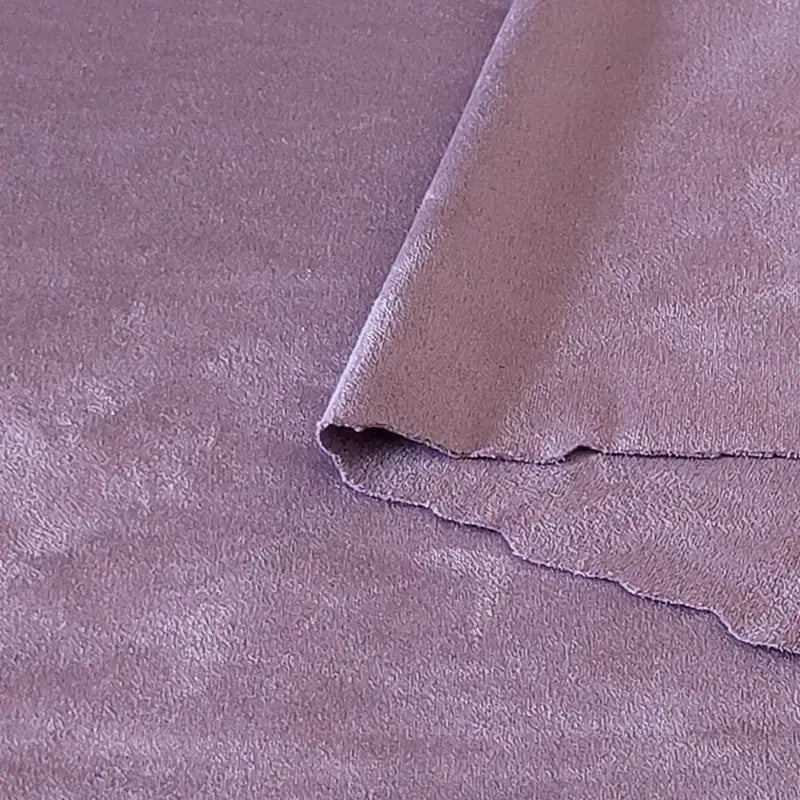 Gros plan sur deux pièces superposées du tissu suédine double face au mètre de Longan Craft France, montrant la texture douce des microfibres et les bords irréguliers, idéal pour les housses de canapé, les sacs ou les doublures.
