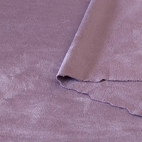 Gros plan sur deux pièces superposées du tissu suédine double face au mètre de Longan Craft France, montrant la texture douce des microfibres et les bords irréguliers, idéal pour les housses de canapé, les sacs ou les doublures.