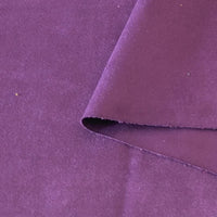Gros plan sur le tissu suédine double face au mètre de Longan Craft France, un tissu microfibre violet imitant le daim, à la texture douce et semblable à celle du cuir, idéal pour les housses de canapé, les sacs et les doublures.