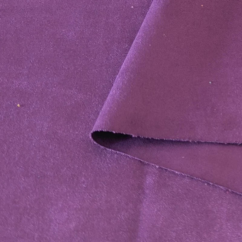 Gros plan sur le tissu suédine double face au mètre de Longan Craft France, un tissu microfibre violet imitant le daim, à la texture douce et semblable à celle du cuir, idéal pour les housses de canapé, les sacs et les doublures.