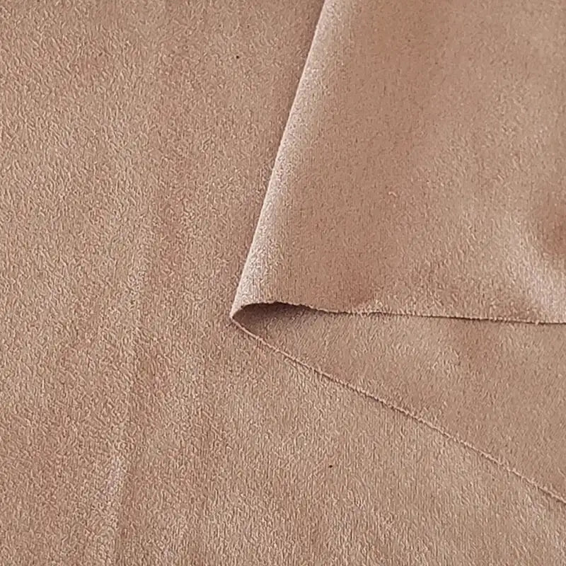 Gros plan sur deux pièces superposées de Tissu suédine double face au mètre de Longan Craft France, un tissu doux et texturé en microfibres de daim, idéal pour les housses de canapé, les sacs et les doublures.
