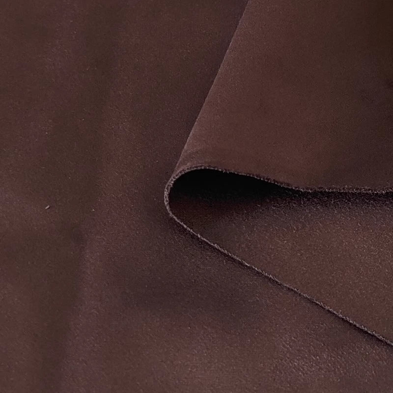 Gros plan sur le tissu suédine double face au mètre de Longan Craft France, un tissu microfibre imitation cuir suédé marron foncé à la texture douce et au fini mat, parfait pour les housses de canapé, les sacs et les doublures.