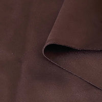Gros plan sur le tissu suédine double face au mètre de Longan Craft France, un tissu microfibre imitation cuir suédé marron foncé à la texture douce et au fini mat, parfait pour les housses de canapé, les sacs et les doublures.