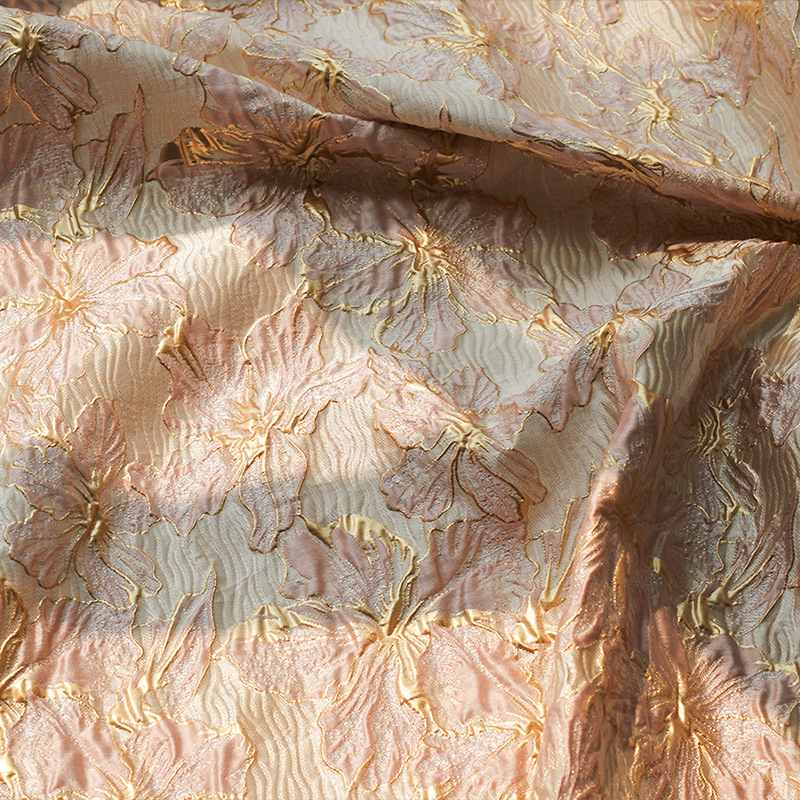 Tissu brocart à fleurs embossées dorées au mètre